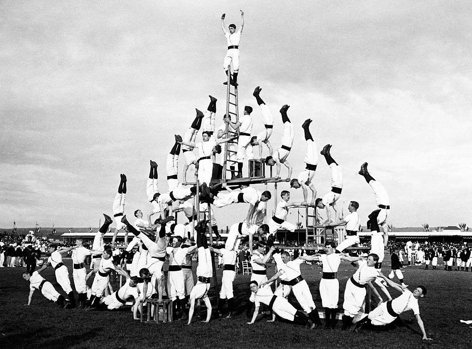 France - Auvergne - Vichy Sports meeting. Sportsmen showing acrobatic practices. They form a human pyramid. - Photographer: M.Rol- 1913Vintage property of ullstein bild